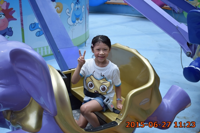 豬豬也坐小飛象~~